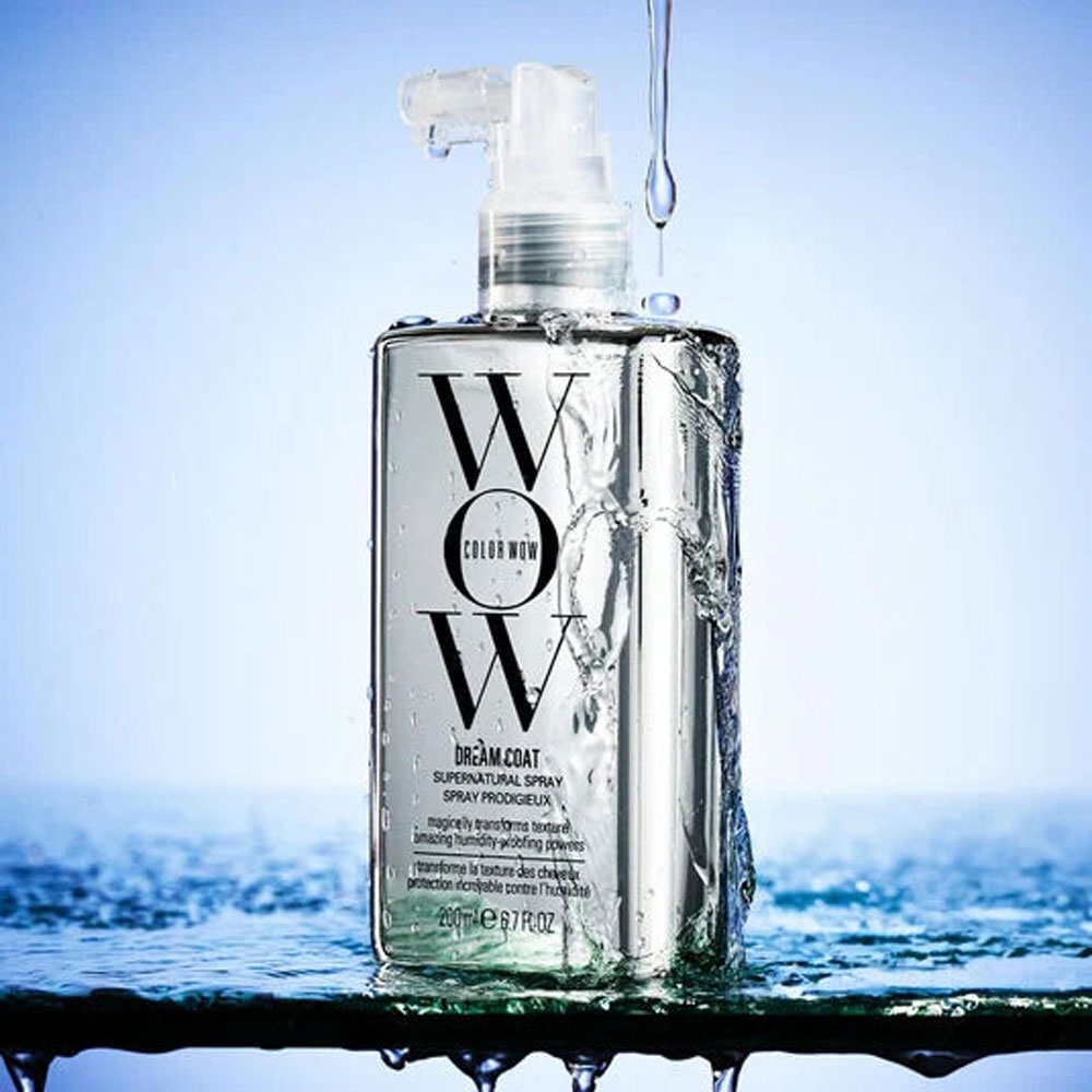 Spray Color Wow Dream Coat avec des gouttes d&rsquo;eau.